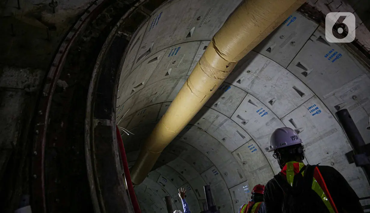Aktivitas pekerja menyelesaikan proyek Mass Rapid Transit (MRT) Fase 2 segmen CP201 rute Thamrin - Monas di kawasan Stasiun Thamrin, Jakarta, Kamis (24/5/2022). Perkembangan proyek MRT Fase 2 Segmen CP201 rute Thamrin - Monas saat ini telah mencapai 38,80 persen. (Liputan6.com/Faizal Fanani)