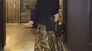 Natasha Rizky terlihat anggun dalam balutan dress berwarna hitam yang dipadukan dengan corak batik karya desainer Fadlan.