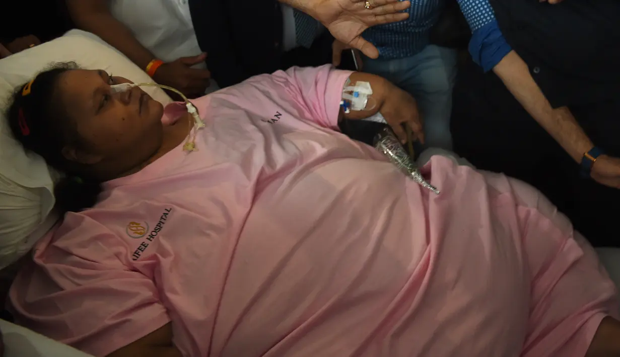 Petugas membawa Eman Ahmed Abd El Aty menuju ambulan di rumah sakit di Mumbai (4/5). Sebelumnya Aty telah melakukan operasi untuk menurunkan berat badanya menjadi 300 kg dari total berat sebelumnya yang mencapai 500 kg. (AFP Photo/Str)