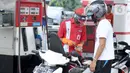 Petugas dengan sarung tangan, masker dan pelindung wajah melayani pembeli BBM di SPBU kawasan Cilendek, Bogor, Selasa (5/5/2020). Mencegah penularan Covid-19, sejumlah perusahaan memberikan pelindung diri kepada pegawai, terlebih yang berhubungan langsung dengan pelanggan. (merdeka.com/Arie Basuki)