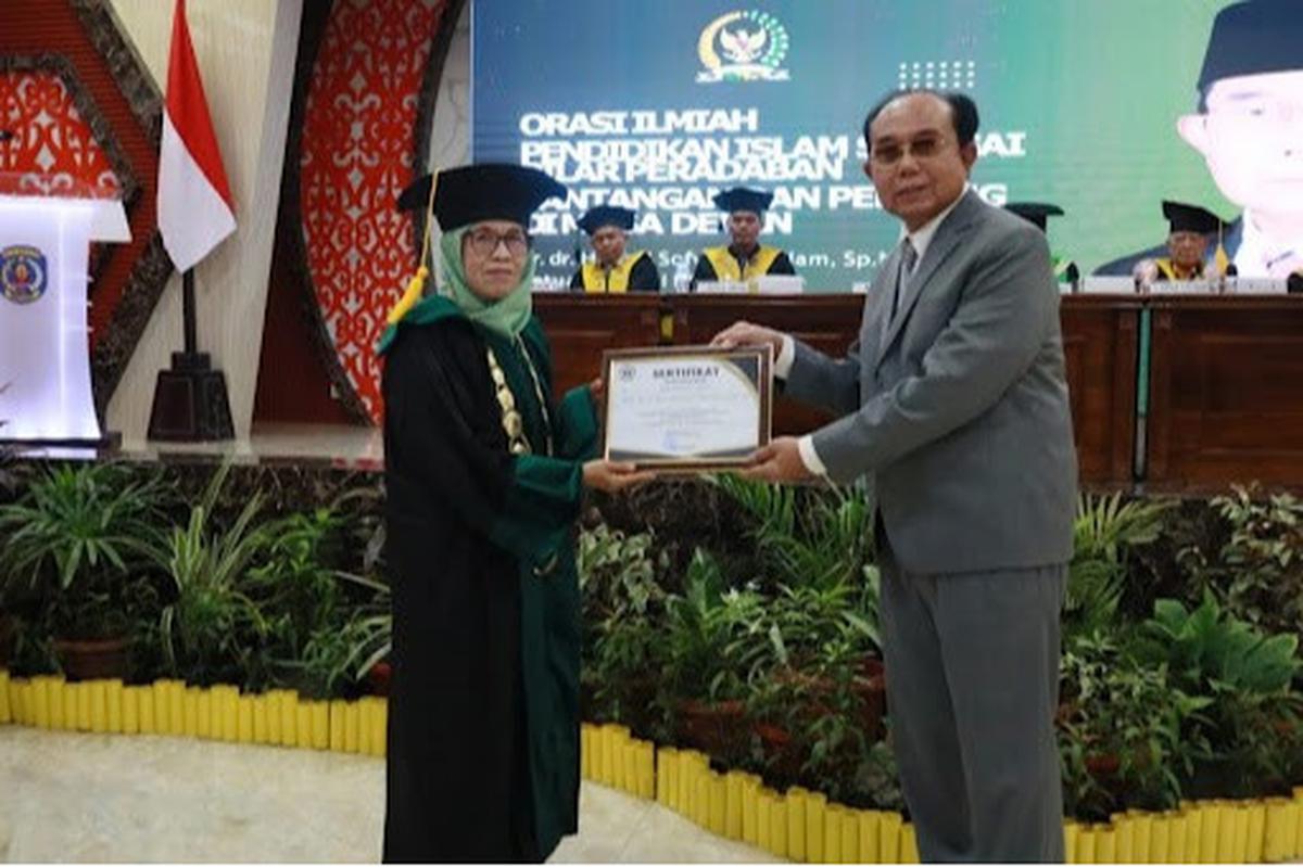 Wali Kota Bontang, Neni Moerniaeni, saat menghadiri Wisuda Mahasiswa Sekolah Tinggi Ilmu Tarbiyah (STIT) Syamsul Ma’arif Bontang