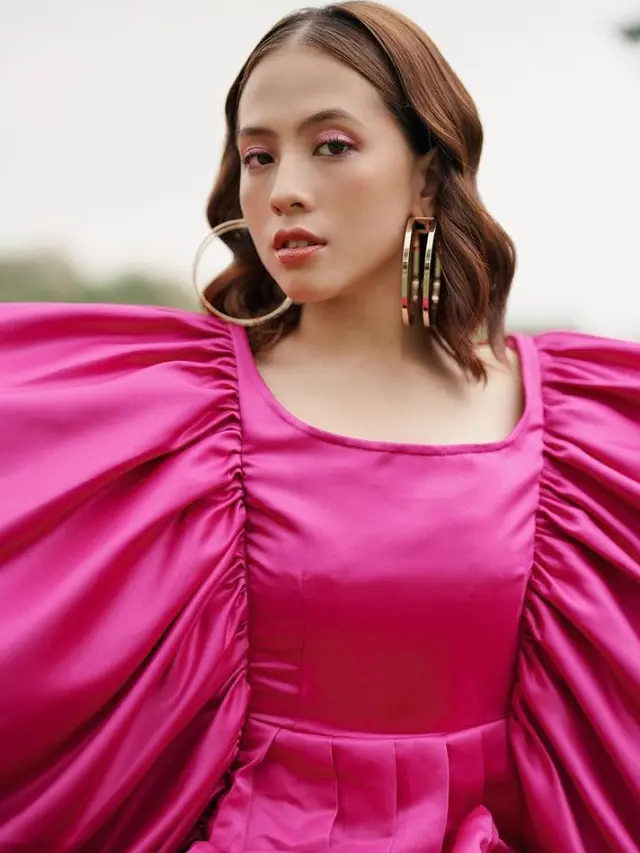 7 Gaya Pemotretan Adhisty Zara di Tepi Danau, Tampil Manis Pakai Dress Pink