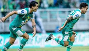 Selebrasi heboh dua pemain Persebaya Surabaya Gali Freitas dan Bruno Moreira usai membobol gawang Malut United dalam laga pekan ke-17 BRI Super League 2025/2026 di Stadion Gelora Bung Tomo, Surabaya, Sabtu (10/1/2026) sore WIB. (Dok. Persebaya Surabaya)