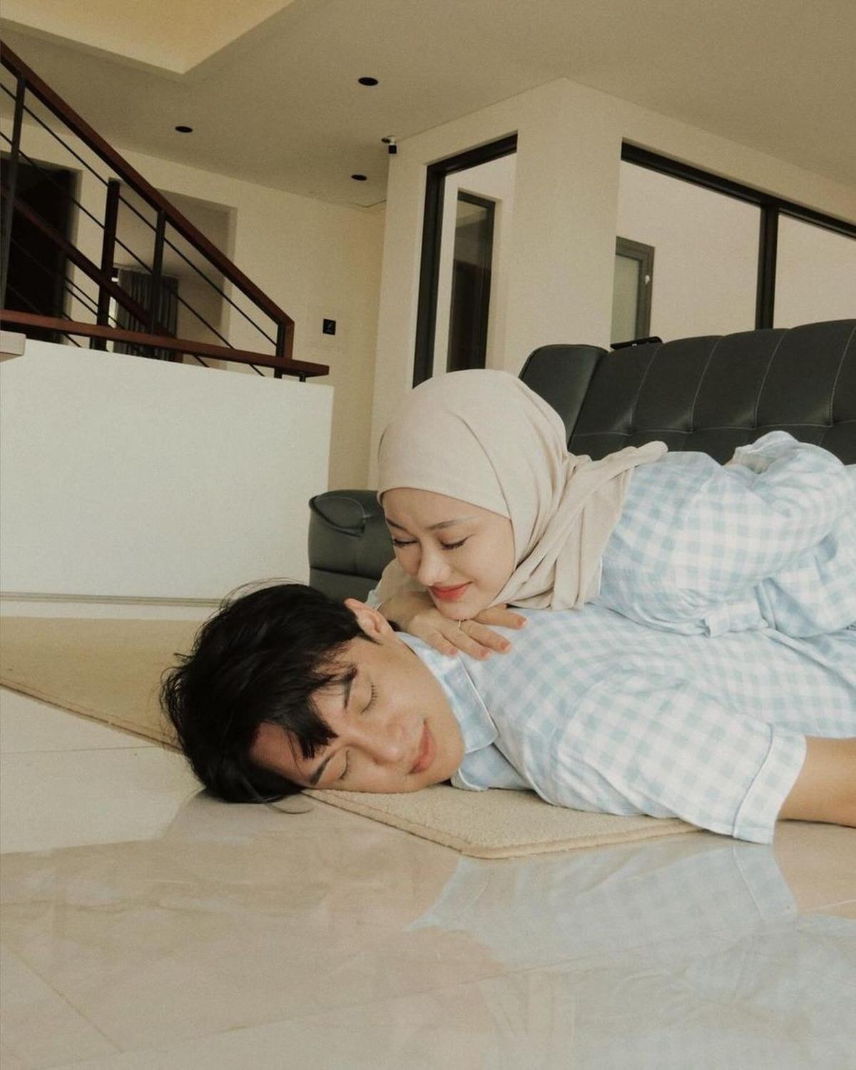 "Pelihara kesabaran, intropeksi diri, perbanyak kasih sayang, saling mendoakan dan pengertian adalah yang kita pakai sebagai lem untuk rekatkan yang retak," lanjutnya.
