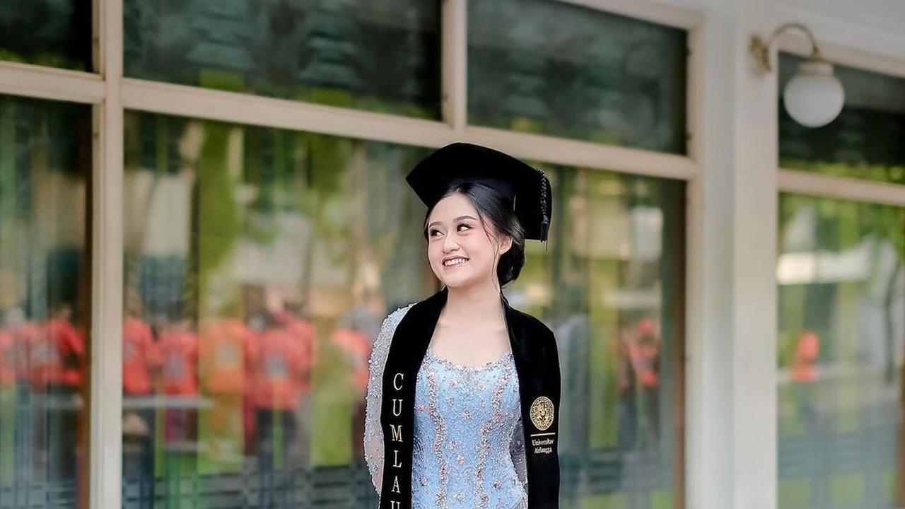 Bahkan, ia juga meraih predikat lulusan terbaik alias cumlaude di perkuliahan tersebut.