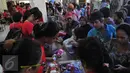 Suasana Pasar Murah di Rumah Hati Suci, Jakarta, Minggu (21/6/2015). Warga terlihat  antusias membeli pakaian di pasar murah tersebut. (Liputan6.com/Herman Zakharia)