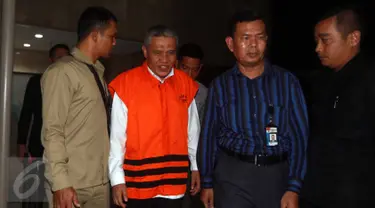 KPK menahan Bupati Bener Meriah periode 2012-2017 Ruslan Abdul Gani setelah diperiksa sebagai tersangka kasus dugaan korupsi proyek pembangunan dermaga Sabang 2011 yang dibiayai APBN, Jakarta, Rabu (16/3/2016). (Liputan6.com/Helmi Afandi)