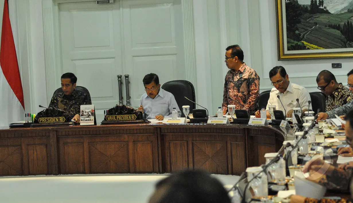 Presiden Joko Widodo dan Wapres Jusuf Kalla memimpin sidang kabinet paripurna di Kantor Presiden, Jakarta, Senin (30/3/2015). Rapat membahas kenaikan harga bahan pokok, situasi polhukam, dan hasil kunjungan kerja Presiden. (Liputan6.com/Faizal Fanani)