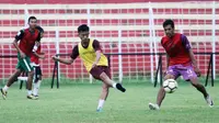 Aksi beberapa pemain dalam proses seleksi Persibat Batang di Stadion Moch Sarengat. (Bola.com/Vincentius Atmaja)
