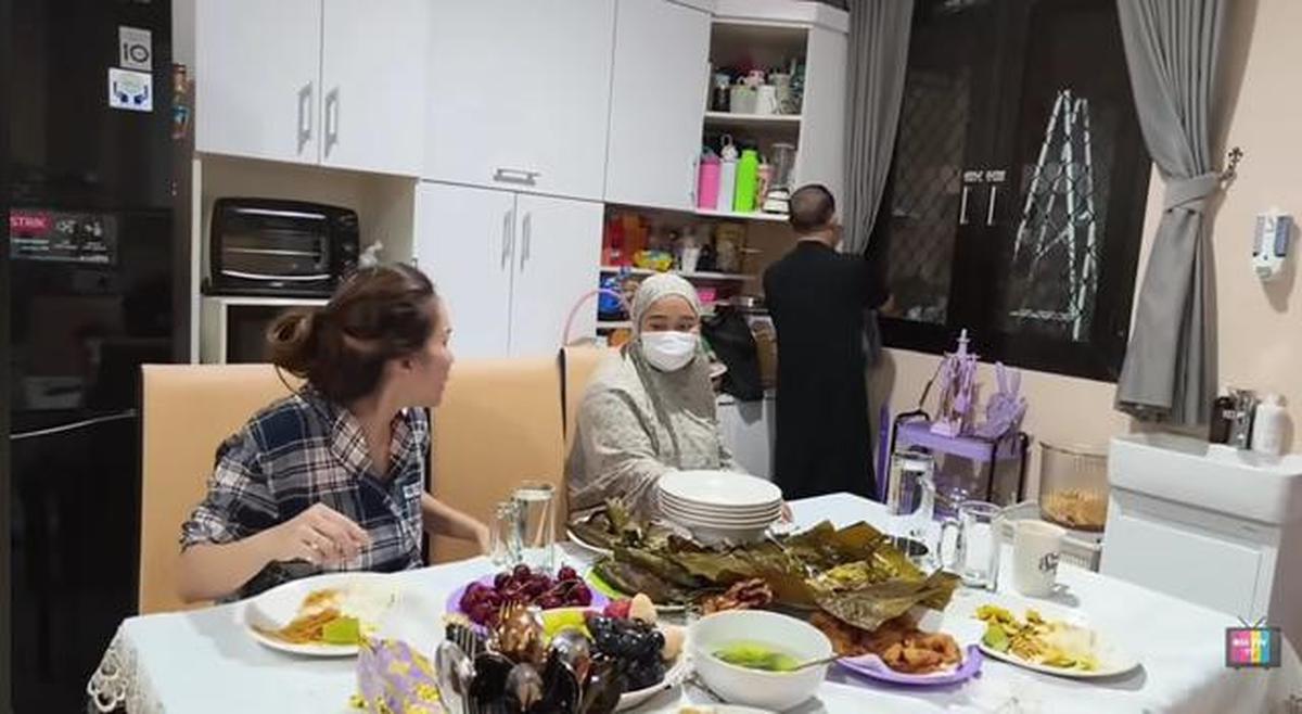 9 Potret Ruang Makan di Rumah Ayu Ting Ting Saat Sahur