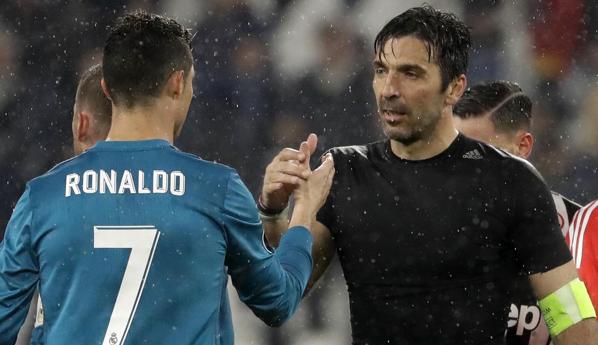 Striker Real Madrid, Cristiano Ronaldo, bersalaman dengan kiper Juventus, Gianluigi Buffon, pada laga Liga Champions di Stadion Allianz, Selasa (3/4/2018). Juventus takluk 0-3 dari Real Madrid. (AP/Luca Bruno)