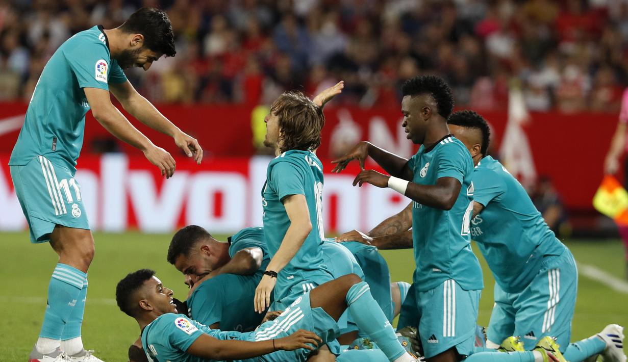Skema serangan dari sisi kanan, Benzema-Vinicius-Rodrygo di akhiri dengan sepakan keras Benzema dari muka gawang. Tidak ada gol tambahan di sisa pertandingan. Wasit meniup peluit panjang. Skor 3-2 untuk kemenangan Real Madrid. (AP Photo/Angel Fernandez)