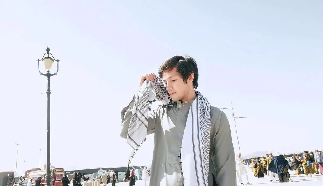 Setelah mengunggah foto ibadah umrah, banyak netizen yang dibikin kaget mengenai agama yang dianut Naufal