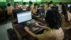 Sejumlah pelajar tingkat SMA melakukan uji coba Ujian Nasional berbasis Komputer, di SMA Negeri 30, Jakarta, Rabu (1/4/2015). Kemendikbud akan melakukan ujicoba ujian nasional (UN) online mulai pekan depan. (Liputan6.com/Faizal Fanani)