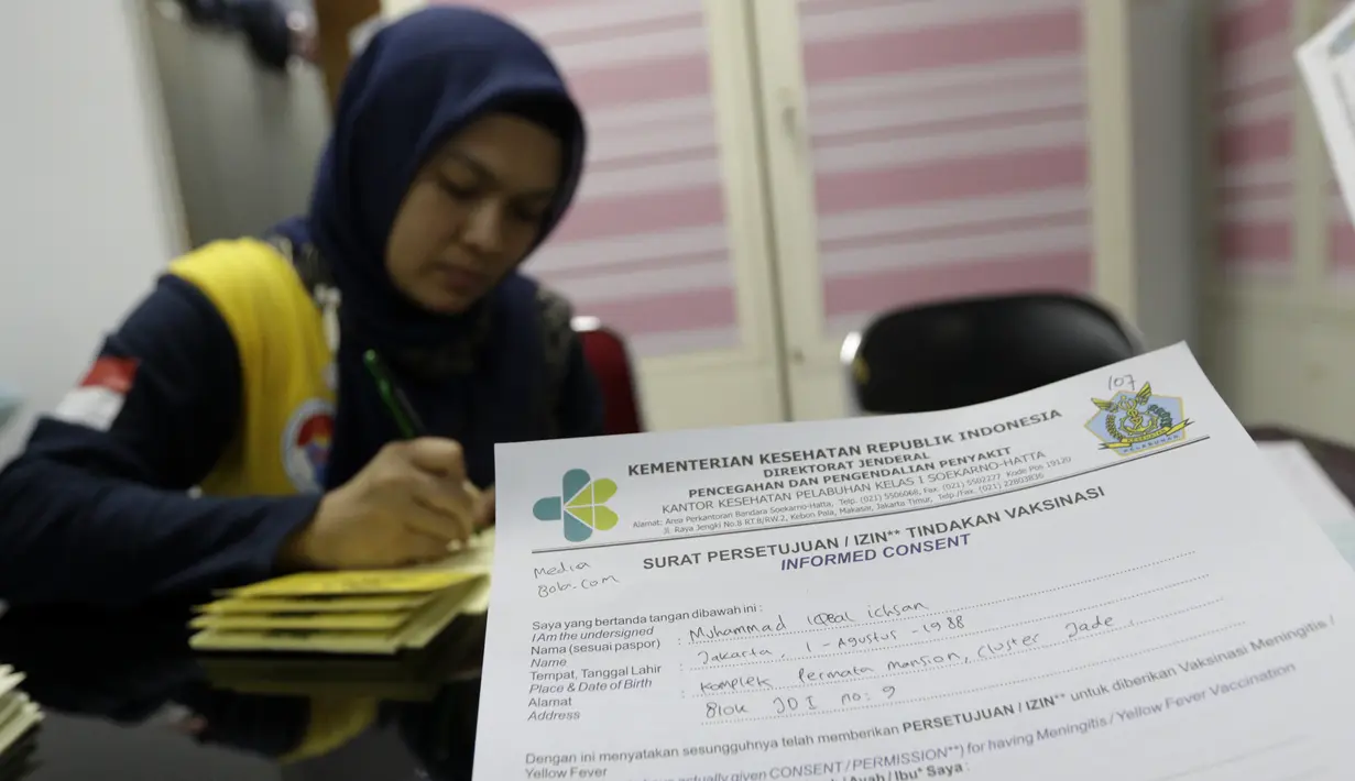 Petugas mengisi sertifikat vaksin jelang SEA Games 2019 di Kantor Kemenpora, Jakarta, Rabu (13/11). Suntik vaksin tersebut untuk mengantisipasi wabah polio di Filipina. (Bola.com/M Iqbal Ichsan)