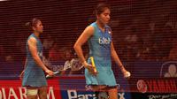 Nitya Krishinda Maheswari/Greysia Polii saat melawan pasangan Malaysia Vivian Kah Mun Hoo/Khe Wei Woon pada laga Indonesia Open 2016 di Istrora Senayan, Jakarta, Kamis (2/6/2016). Nitya Krishinda Maheswari/Greysia Polii Kalah 17-21,19-21. (Bola.com/Nickla