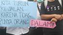 Massa dari Forum Komunikasi Nakes dan Non-Nakes Indonesia (FKHN Indonesia) membentangkan poster saat menggelar aksi di kawasan Patung Kuda, Jakarta Pusat, Kamis (22/9/2022). Sejumlah petugas gabungan berjaga di sekitar lokasi aksi dan awat berduri serta road barrier juga telah disiagakan. (Liputan6.com/Herman Zakharia)