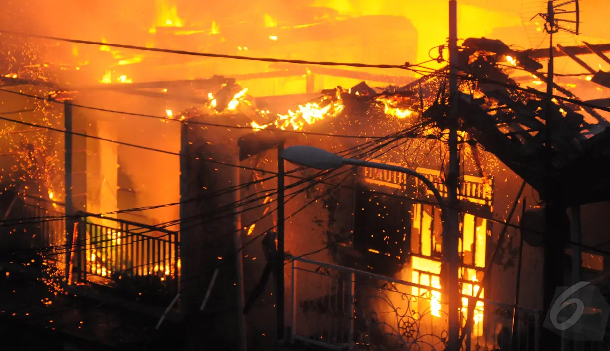 Rumah warga di Jati Bunder, Tanah Abang habis dilalap api, Jakarta, Kamis (5/3/2015). Diperkirakan sekitar 200 rumah warga hangus terbakar.(Liputan6.com/Herman Zakharia)