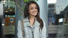 Rambut bergelombang dan panjang menjadi pilihan Nirina Zubir saat ini, Jumat (23/5/14). (Liputan6.com/Panji Diksana)