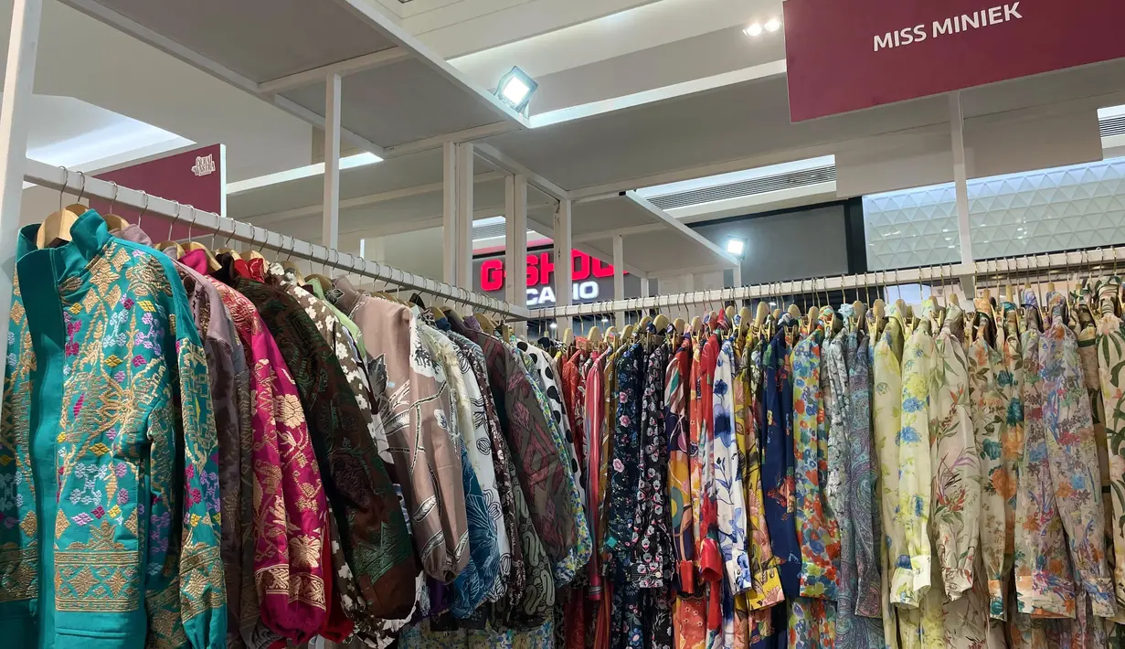 Dengan desain yang memadukan teknik wastra dari berbagai daerah, Miss Miniek membuktikan bahwa busana tradisional bisa tampil modern, versatile, dan tetap memancarkan pesona budaya Indonesia. [Dok/FIMELA/Hilda Irach].