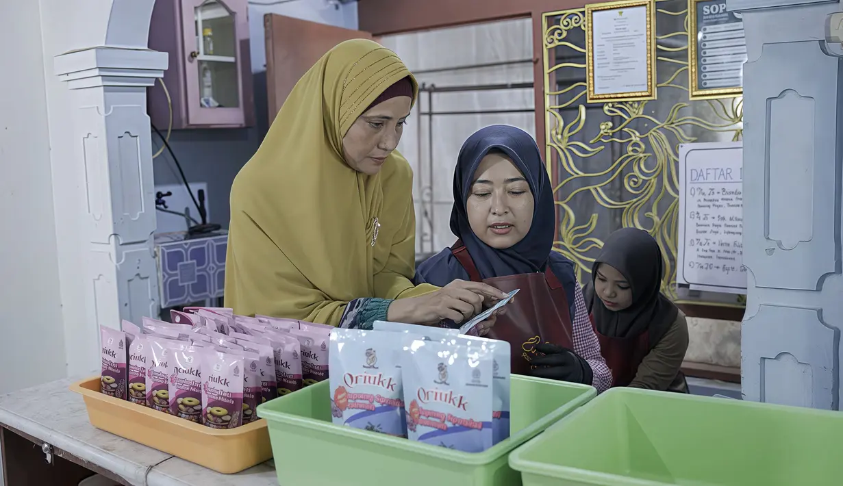 Tak hanya berbisnis, Dewi juga melatih ibu-ibu rumah tangga dan orang tua tunggal agar mandiri secara ekonomi. Pelatihan diberikan gratis, mulai dari pembuatan produk hingga strategi usaha rumahan. (Adv/BRI)