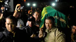 Kabar duka hadir dari aktris cantik yang sekaligus istri Ardie Bakrie, Nia Ramadhani.   Jumat (07/04/14), ayahnya, Priya Ramadhani meninggal dunia (Liputan6.com/Johan Tallo)