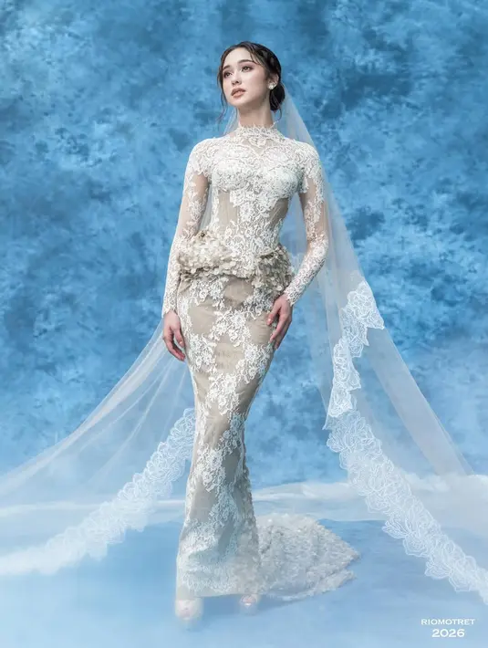 Veil renda yang super panjang menjadi pelengkap tampilan ala pengantin dari Yasmin Napper [@riomotret]