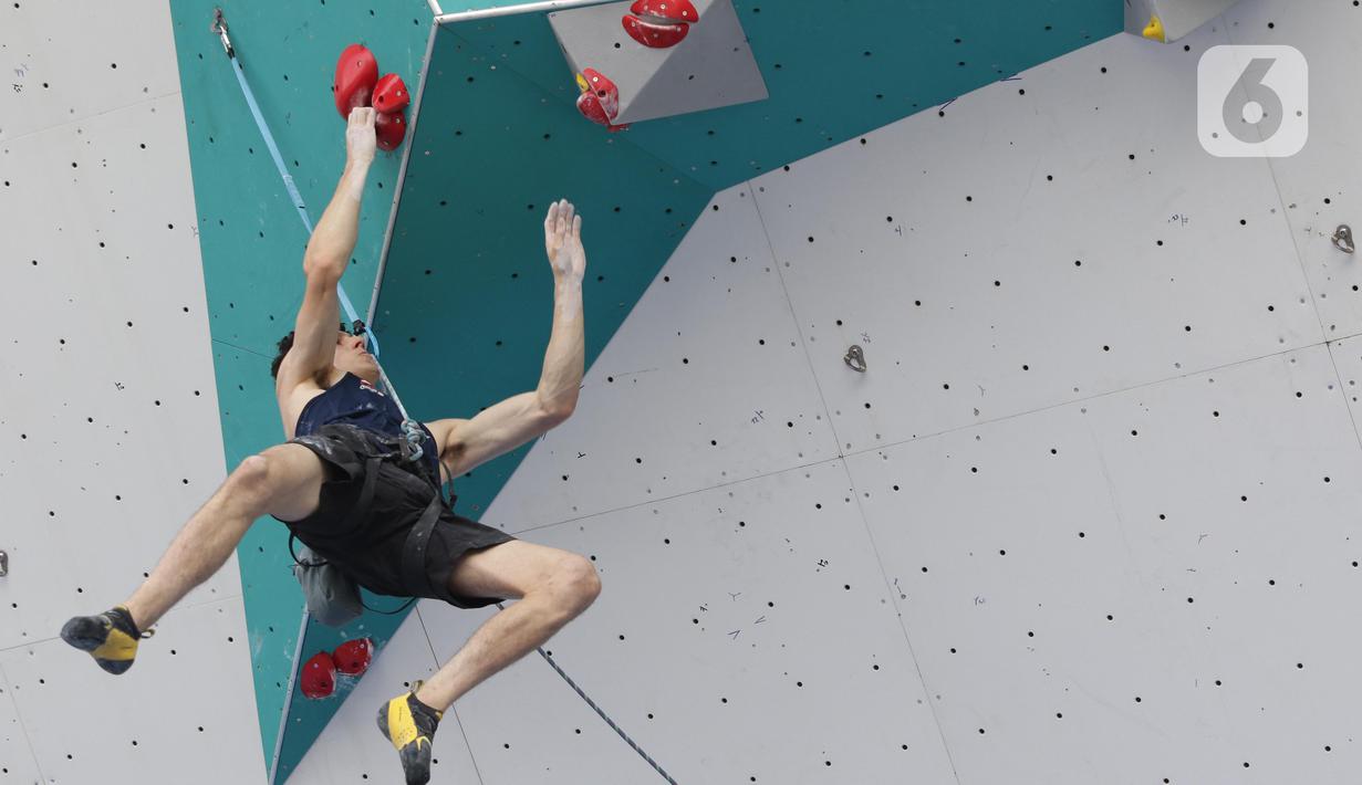 Atlet panjat tebing putra Inggris, Hamish McArthur saat beraksi di babak semifinal kategori lead putra Kejuaraan Dunia Panjat Tebing 2022 seri Jakarta, Senin (26/9/2022). Hamish McArthur menempati posisi 23 semifinal lead putra Kejuaraan Dunia Panjat Tebing 2022 seri Jakarta dengan 21+. (Liputan6.com/Helmi Fithriansyah)