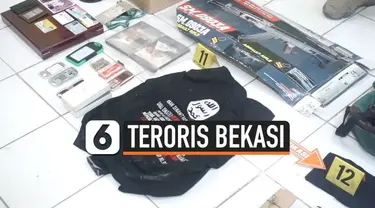 Densus 88 menangkap seorang pria di Indramayu karena diduga menjadi bagian dari jaringan teroris. Setelah digeledah polisi menemukan banyak benda yang terafiliasi dengan ISIS.