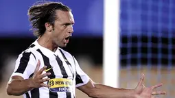 Selebrasi defender Juventus, Nicola Legrottaglie seusai mencetak gol ke gawang Seongnam di laga Peace Cup Andalusia yang digelar di Chapin Stadium, Jerez, 28 Juli 2009. AFP PHOTO / CRISTINA QUICLER 