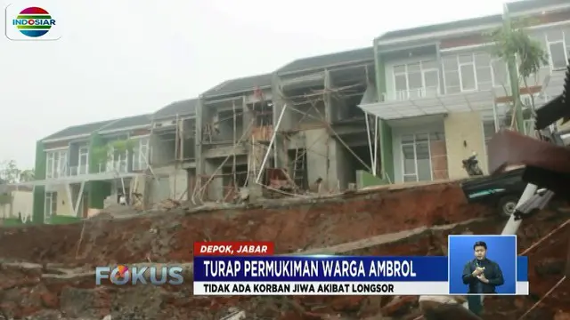 Turap Ambrol, Rumah Warga di Tirta Mandala Depok Tertimpa Longsor