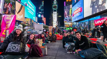 Orang-orang menghabiskan malam dengan tidur di area terbuka dalam acara World's Big Sleep Out di Times Square, New York, 7 Desember 2019. Aksi di beberapa kota besar dunia ini sebagai bagian dari upaya penggalangan dana untuk membantu para tunawisma di banyak negara. (Charles Sykes/Invision/AP)