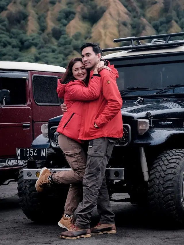 6 Potret Seru Liburan Donna Agnesia dan dan Darius Sinathrya di Bromo