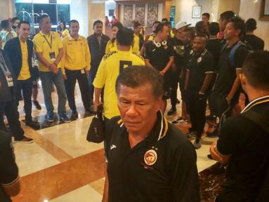 Tim Sriwijaya berkumpul di lobi hotel sebelum berangkat menuju Stadion Utama Gelora Bung Karno, Jakarta, Minggu (18/10/2015). (Bola.com/Nicklas Hanoatubun)