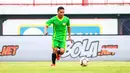 Pemain Kupang FC menggiring bola saat melawan Jambe FC pada laga Liga AYO Bali 2019, di Stadion I Wayan Dipta, Gianyar, Bali, Minggu (30/6). Jambe FC menang 3-2 atas Kupang FC. (Dokumentasi Official)