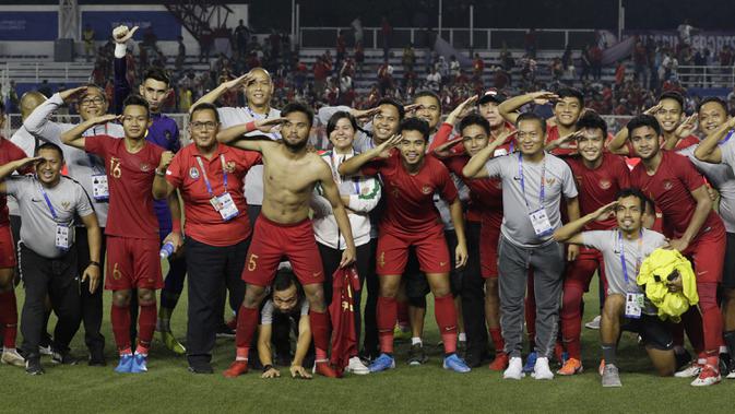 Para pemain dan official Timnas Indonesia U-22 merayakan kemenangan atas Myanmar U-22 di Stadion Rizal Memorial, Manila, Sabtu (7/12). Indonesia menang 4-2 atas Myanmar. (Bola.com/M Iqbal Ichsan)