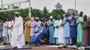 Mamdani tampil mengenakan gamis klub sepak bola Inggris, Arsenal saat melakukan salat berjamaah di Macombs Dam Park dekat Stadion Yankee, New York. (AP Photo/Richard Drew)