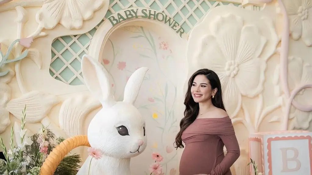 Intip detail dress yang dikenakan Alyssa Daguise saat baby shower dan perayaan ulang tahunnya. [@alyssadaguise].