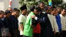 Menteri Hukum dan HAM, Yasonna H Laoly memeluk salah satu warga binaan saat peringatan Hari Pemasyarakatan ke-52 di Jakarta, Rabu (27/4/2016). Upacara disertai pembacaan deklarasi melawan narkoba oleh warga binaan. (Liputan6.com/Helmi Fithriansyah)