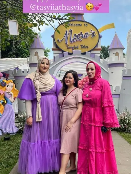 Ada Tasya Kamila yang tampil menawan dengan dress berwarna dusty pink.  [Foto: IG/tasyiiathasyia].