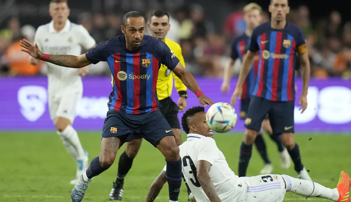 Pierre-Emerick Aubameyang. Barcelona mendapatkan striker Gabon berusia 33 tahun ini secara gratis pada tengah musim 2021/2022 dari Arsenal yang telah dibelanya sejak tengah musim 2017/2018. Padahal nilai pasarnya saat itu masih senilai 15 juta euro atau kini setara Rp227 miliar, meski memang telah menurun jauh dari nilai pasar tertingginya yang mencapai 75 juta euro. Saat ini nilai pasarnya masih bertahan di angka 15 juta euro. (AP/John Locher)