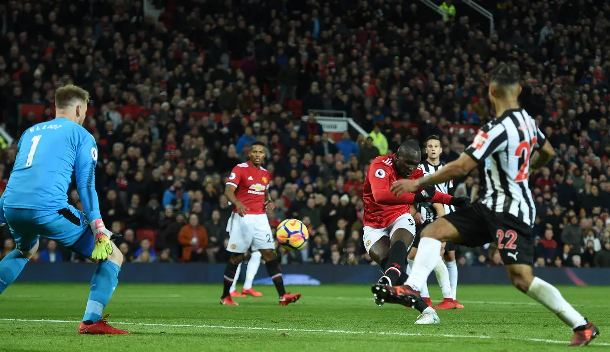 Striker Manchester United, Romelu Lukaku berhasil mencetak gol ke gawang Newcastle United pada laga lanjutan Premier League pekan ke-12 di Old Trafford, Minggu (19/11). MU menang telak 4-1 atas Newcastle. (Oli SCARFF / AFP)