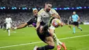 Bek Real Madrid, Dani Carvajal (depan) berebut bola dengan striker Bayern Munchen, Eric Maxim Choupo-Moting pada laga leg kedua semifinal Liga Champions 2023/2024 di Santiago Bernabeu Stadium, Madrid, Rabu (8/5/2024). (AP Photo/Manu Fernandez)