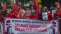 Sejumlah buruh menggelar aksi peringatan Hari Buruh di Taman Cikapayang, Dago, Kota Bandung, pada Rabu, 1 Mei 2024. (Dikdik Ripaldi/Liputan6.com)