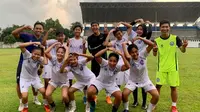Kapten Arema FC, Hendro Siswanto (tengah belakang), berfoto bersama tim Arema Putri setelah melakukan latihan di lapangan Universitas Negeri Malang. (Bola.com/Iwan Setiawan)