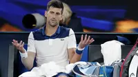 Ekspresi kecewa petenis Serbia, Novak Djokovic usai kalah dari petenis Korea Selatan, Chung Hyeon pada ajang Australia Terbuka 2018 di Melbourne,  (22/2/2018). Djokovic kalah 6-7, 5-7, 6-7.  (AP/Vincent Thian)
