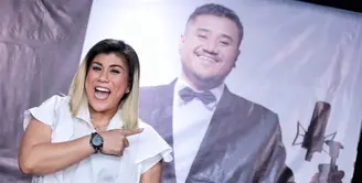 Sebagai orang yang tumbuh bareng dalam ajang pencarian bakat Indonesian Idol, Regina Ivanova memiliki banyak kenangan bersama almarhum Mike Mohede yang telah pergi begitu cepat beberapa bulan lalu. (Adrian Putra/Bintang.com)