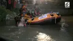 Akibat beban muatan dan rem blong senuah mobil pick up tercebur di Kali Malang. Sementara Sang Sopir juga ikut tenggelam bersama mobilnya