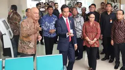 Suasana saat Presiden Jokowi meninjau Ruang Pelayanan Terpadu di Kementerian Luar Negeri, Jakarta, Senin (12/2). Menlu Retno Marsudi meresmikan Ruang Pelayanan Terpadu pada 24 Maret 2016. (Liputan6.com/Angga Yuniar)