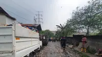 Sejumlah truk sampah tampak mengantri memasuki TPA Cipayung akibat longsor gunungan sampah, Cipayung, Depok. (Liputan6.com/Dicky Agung Prihanto)